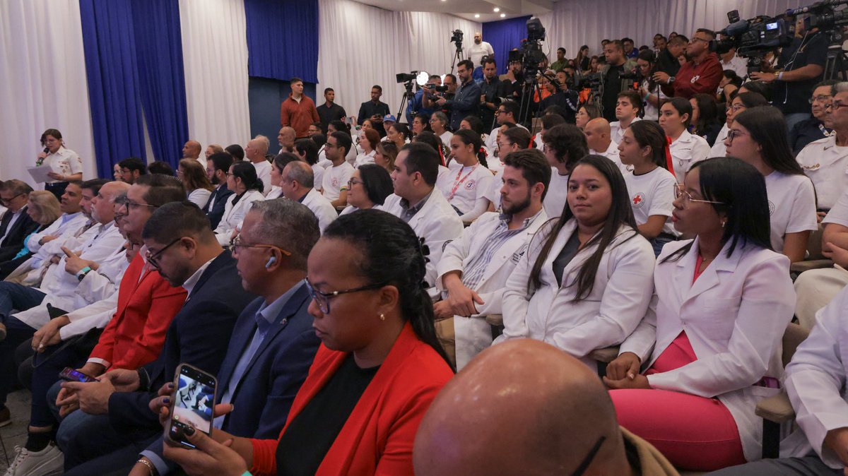 CruzRojaVe's tweet photo. ⛑️🇻🇪 Más de 200 voluntarios asistieron a la Consulta Pública de la Ley de la Cruz Roja, convocada por la Asamblea Nacional este #21Feb en Caracas.

Además de los voluntarios, participaron médicos, enfermeras y miembros del Movimiento Internacional de la Cruz Roja en Venezuela. 🌎 https://t.co/Be6d1zbo5v