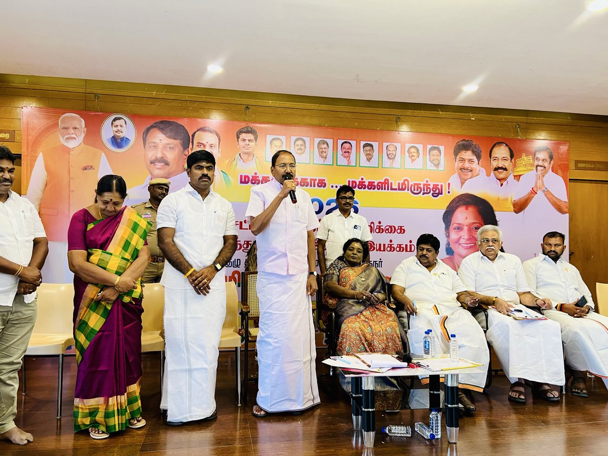 RaArjunamurthy's tweet photo. மக்களுக்காக…
மக்களிடமிருந்து! 🇮🇳

2026 ஆம் ஆண்டு நடைபெறவுள்ள பாஜகவின் சட்டமன்றத் தேர்தல் அறிக்கைக்காக மக்களிடமிருந்து நேரடியாக கருத்துகளை கேட்கும் இயக்கம் நேற்றைய தினம் திருச்செங்கோட்டில் சிறப்பாக நடைபெற்றது.

இந்த அர்த்தமுள்ள கலந்துரையாடல் நிகழ்வை என் மதிப்பிற்குரிய அண்ணன், முன்னாள் பாராளுமன்ற உறுப்பினரும் தமிழக பாஜகவின் துணைத் தலைவருமான @KPRamalingamMP அவர்கள் சிறப்பாகவும் திட்டமிட்டும் ஏற்பாடு செய்திருந்தார்.

இந்நிகழ்ச்சிக்கு முன்னாள் மாநிலத் தலைவரும், ஆளுநருமான திருமதி.@DrTamilisai4BJP அவர்கள் தலைமை தாங்கி மக்களின் பரிந்துரைகளை பொறுமையுடன் கேட்டறிந்தார்.

மேலும் சிறப்பு விருந்தினராக முன்னாள் அமைச்சர் திரு @PThangamanioffl அவர்கள், முன்னாள் திருச்செங்கோடு சட்டமன்ற உறுப்பினர் திருமதி. @MlaSaraswathi அவர்கள், நாமக்கல் மேற்கு மாவட்ட தலைவர் திரு ராஜேஷ் குமார், பாமக மேற்கு மாவட்ட செயலாளர் திரு சுதாகர் உள்ளிட்ட கூட்டணி கட்சித் தலைவர்கள் மற்றும் தாமரை சொந்தங்கள் பெருமளவில் கலந்து கொண்டு நிகழ்ச்சியை சிறப்பித்தனர்.

நாமக்கல் மாவட்டத்தின் முக்கிய தொழில் அடையாளங்கள்—
🚛 லாரி கட்டும் தொழில் (Truck Body Building Cluster)
🚰 Water Boring & Rig Industry
நிலத்தடி நீர் ஆராய்ச்சி மற்றும் போர்வெல் இயந்திர உற்பத்தியிலும் மற்றும் நிலத்தடி நீர் எடுப்பதிலும் நாமக்கல் முக்கிய பங்கு வகிக்கிறது.
🥚 கோழிப்பண்ணை மற்றும் முட்டை உற்பத்தி
🧵 நெசவு மற்றும் துணிநூல் தொடர்பான தொழில்கள்
🏭 சிறு, குறு மற்றும் நடுத்தர தொழில்கள்

இத்துறைகளைச் சார்ந்த தொழிலதிபர்கள் மற்றும் தொழிலாளர்கள், அரசு ஆதரவு, ஏற்றுமதி ஊக்குவிப்பு, மூலதன வசதி, சாலை & லாஜிஸ்டிக்ஸ் மேம்பாடு, திறன் வளர்ச்சி மையங்கள் போன்ற தேவைகளை மிகவும் பொறுப்புடனும் தெளிவுடனும் முன்வைத்தனர்.

“தொழில் வளர்ச்சி + மக்கள் நலம்” இரண்டும் இணைந்தால் தான் ஒரு மாவட்டம் முழுமையான முன்னேற்றத்தை அடையும் என்பதனை இந்த கலந்துரையாடல் தெளிவாக எடுத்துக்காட்டியது.

பாஜக முன்னெடுக்க வேண்டிய பல்வேறு கொள்கைத் திசைகள் இந்நிகழ்வின் மூலம் உறுதியடைந்தன.

நாமக்கலின் தொழில் திறனும், தமிழ்நாட்டின் வளர்ச்சி கனவும் ஒன்றிணையும் நாள் தொலைவில் இல்லை.

#மக்களுக்காக_மக்களிடமிருந்து
#BJP2026
#NamakkalIndustrialGrowth 🇮🇳

@blsanthosh @NainarBJP @BJP4TamilNadu