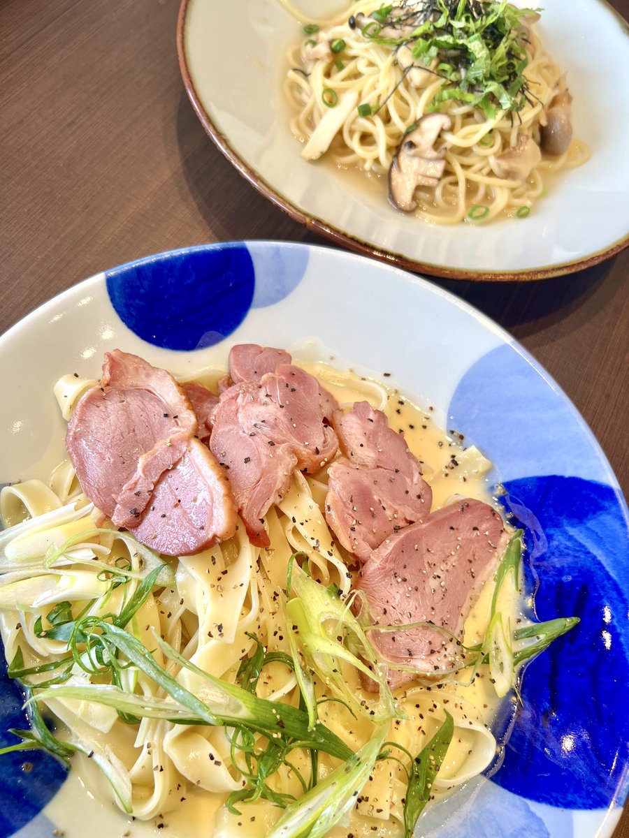 昼ごはんはサラダとパスタ。合鴨ローストクリームパスタ…美味し♪