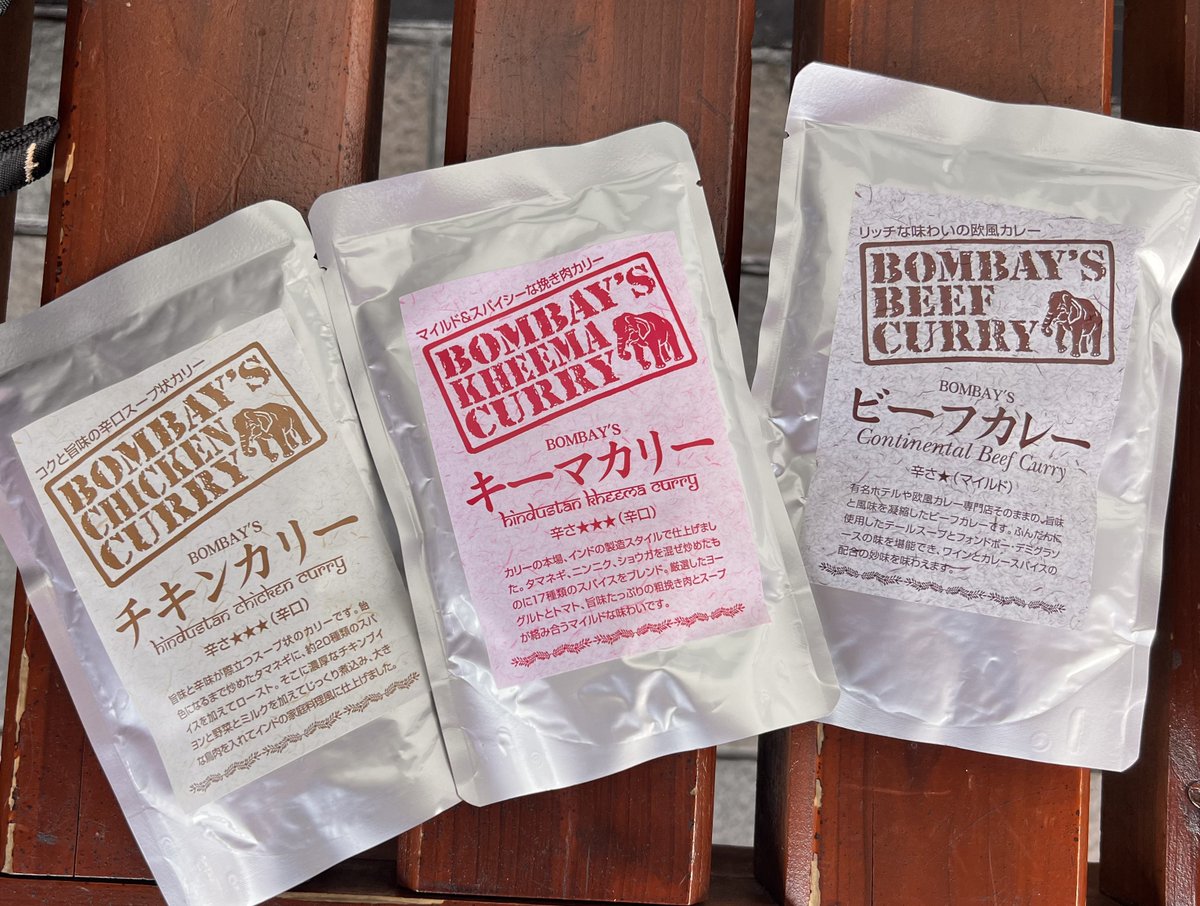 rocknotnine's tweet photo. 世界のごちそう博物館
・ゲーンキョーワン
・真っ黒！激辛カレー
・ワニのココナッツカレー https://t.co/lHtw1Lox2X