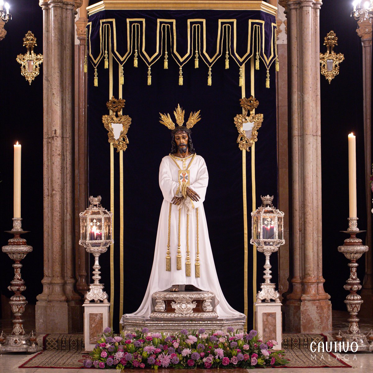 CULTO - Nuestro Padre Jesús Cautivo expuesto a la veneración cercana de todos sus fieles en el quinto día del Santo Quinario en su honor. Los devotos podrán acercarse a la venerada imagen durante toda la jornada [09.00 a 20.00 horas] en la parroquia de San Pablo. #CofradíasMLG.