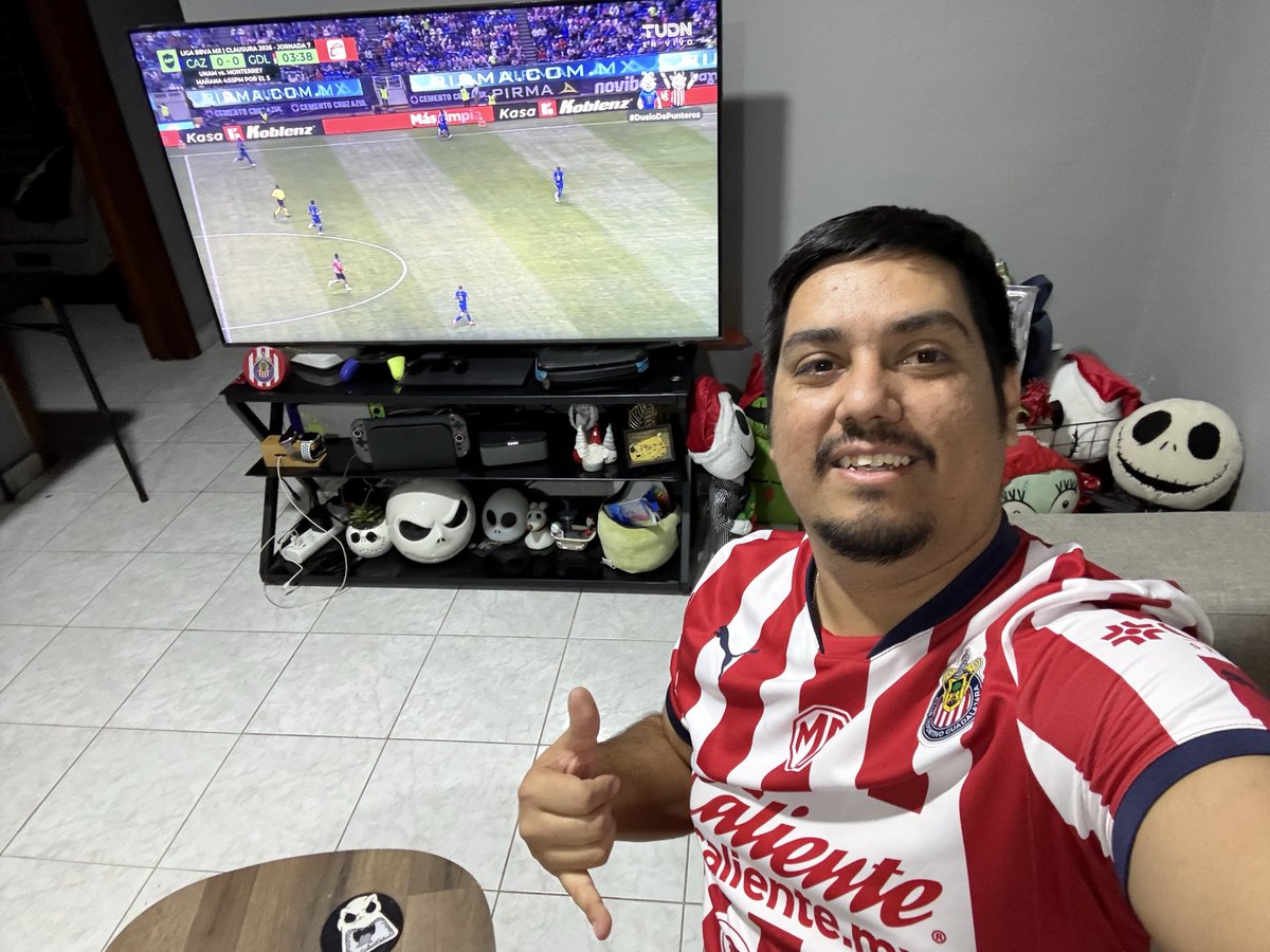 kurtcomayipunk's tweet photo. Hoy se gana y seguirá la racha ganadora, vamos chivas! 🔴⚪️ #DueloDePunteros https://t.co/VgtMHACSYI
