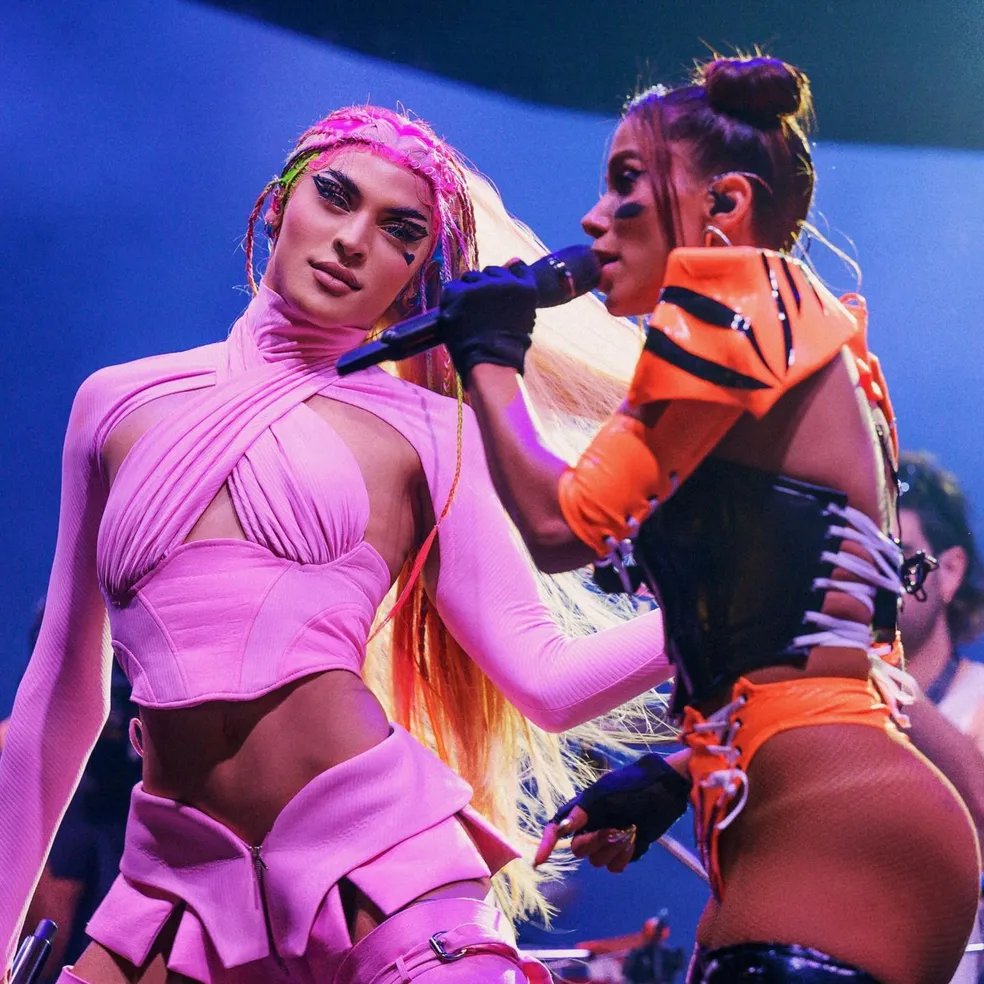 poptime's tweet image. Anitta e Pabllo Vittar levaram UNFOLLOW de Charli XCX no Instagram.