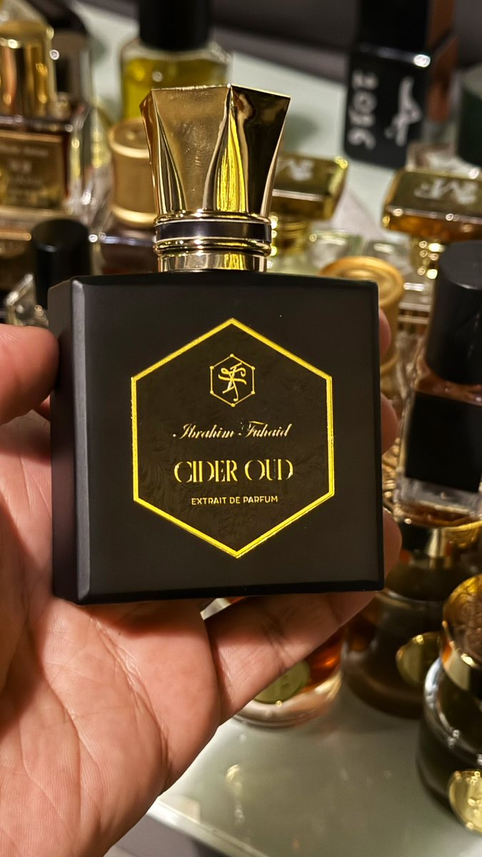 442903's tweet photo. @IFuhiad 
@saudchi 
إذا حضر هذا العطر في أي جلسة عطرية… 
أُغلِقت الملفات، وانتهى الجدل.
عطرٌ لا يشارك في الحوار بل يختتمه.

هو من تلك العطور التي لا تحتاج مقارنة 
لأنها ببساطة… تُقفل باب المقارنة.
وحين يُوظَّف الطابع البوزي مع العود بهذه الجزالة وهذا الثقل فاعلم أنك أمام عملٍ استثنائي لا يُجامل، بل يُهيمن

أداءٌ أسطوري، وفوحانٌ يفرض حضوره
 قبل أن يُنطق اسمه
وتركيبة بوزية مع العود جاءت بميزانٍ دقيق 

👑 
عطر "سايدر عود" من إبراهيم فهيد هو عطر شرقي خشبي للجنسين. هذا عطر جديد، أُطلق عام ٢٠٢٥. ابتكره العطّار إبراهيم فهيد. تتكون مقدمة العطر من تفاح السايدر واللبان والياسمين؛ وقلبه من التفاح الأحمر والجلد والبخور والعود اللاوسي والزعفران والتبغ والورد؛ وقاعدته من العود الهندي وخشب الغاياك وخشب الصندل الميسوري والعنبر والمسك.