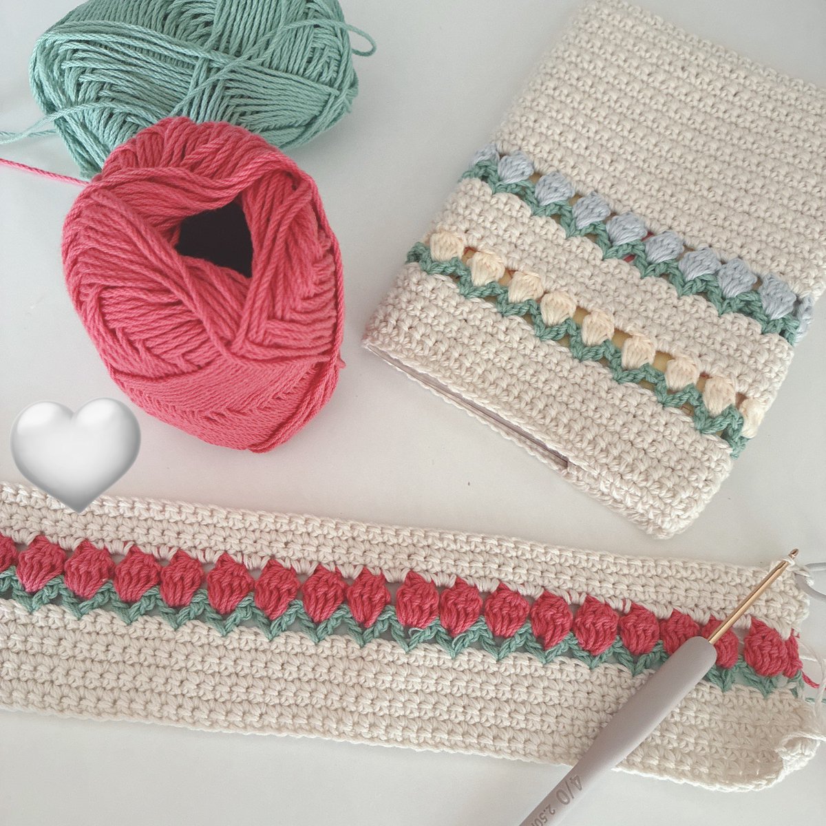 妹に頼まれて色違いのブックカバーを編み中です🌷