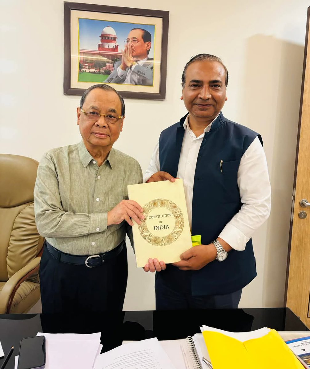 पूर्व मुख्य न्यायाधीश आदरणीय रंजन गोगोई जी ने संविधान की मूल प्रति भेंट किया

इसमें भगवान श्रीराम, कृष्ण, नटराज, हनुमान, गौतम बुद्ध, महावीर, छत्रपति शिवाजी महाराज, गुरु गोविंद सिंह जी का चित्र अंकित है

मूल संविधान ही छापने और बेचने की अनुमति मिलनी चाहिए

<a href="/narendramodi/">Narendra Modi</a> <a href="/AmitShah/">Amit Shah</a>