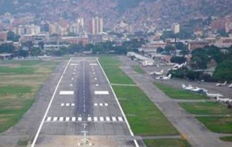 El aeropuerto La Carlota o Base Aérea Francisco de Miranda, se convierte poco a poco en centro de operaciones militares de Estados Unidos en Venezuela...La CIA se mueve desde la residencia presidencial de La Casona...Delcy no dice ni pio...claro...ES UNA ORDEN...