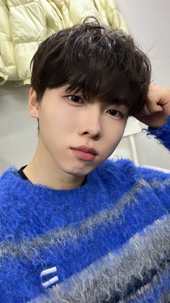[🦝]

오늘 하늘 진짜 예뻐요! 그러니까 더 보고싶은 Air 🥹
어제도 얘기했지만 감기 조심해요!!! 😷

#DROP #드랍 #JaeWon #재원