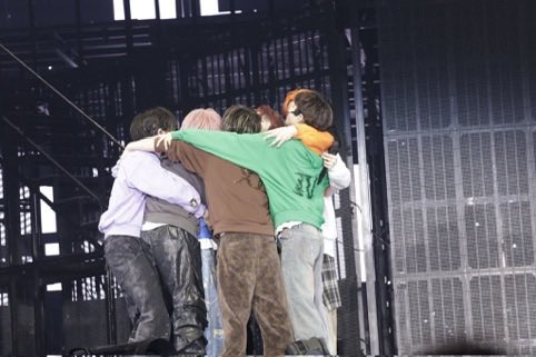 この写真好きすぎる♡
カイくんをみんなで抱きしめるの最高すぎる！！
マジでここ涙😭😭