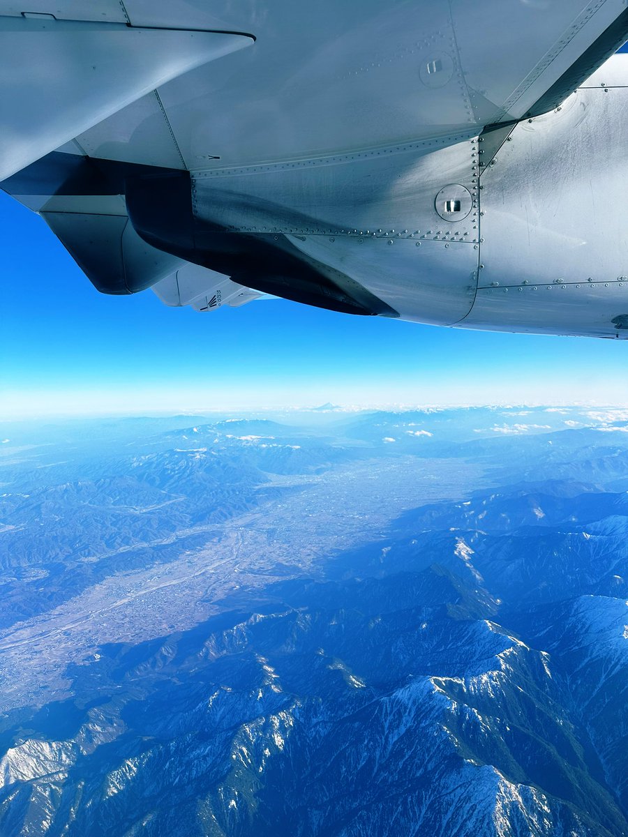 ygboy12's tweet photo. ATR42の翼で松本市と富士山をバックに新潟空港→神戸空港までの約1時間半の空の旅✈️
#トキエア
#空の旅 https://t.co/LUpK7YZMlB