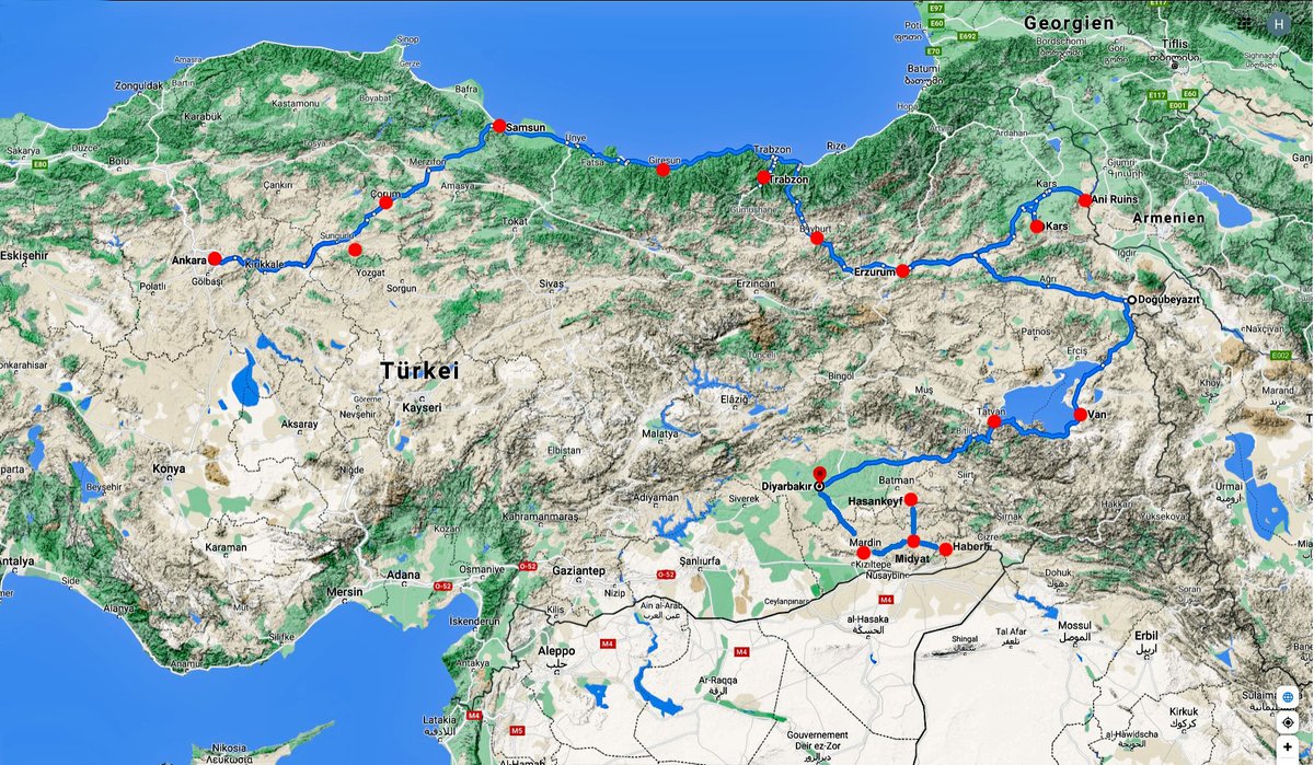 Geçtiğimiz günlerde Alman fotoğrafçı ve gezgin Hans Peter Grumpe'nin 1988 yılında yaptığı Türkiye turundan fotoğraflar paylaşmıştık. 

Aynı gezgin 1990 yılında bir kez daha Türkiye'ye gelmiş ve aşağıdaki güzergahı takip etmiş.  

İşte o geziden bizim seçtiğimiz 67 kare. 👇