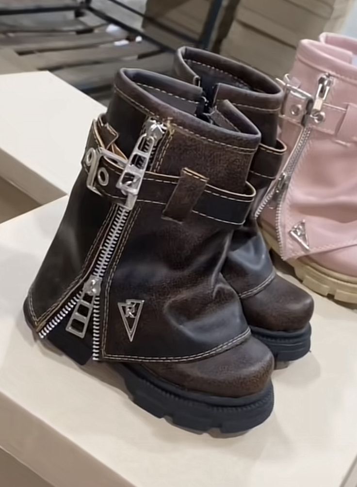 aesttics's tweet image. left or right?