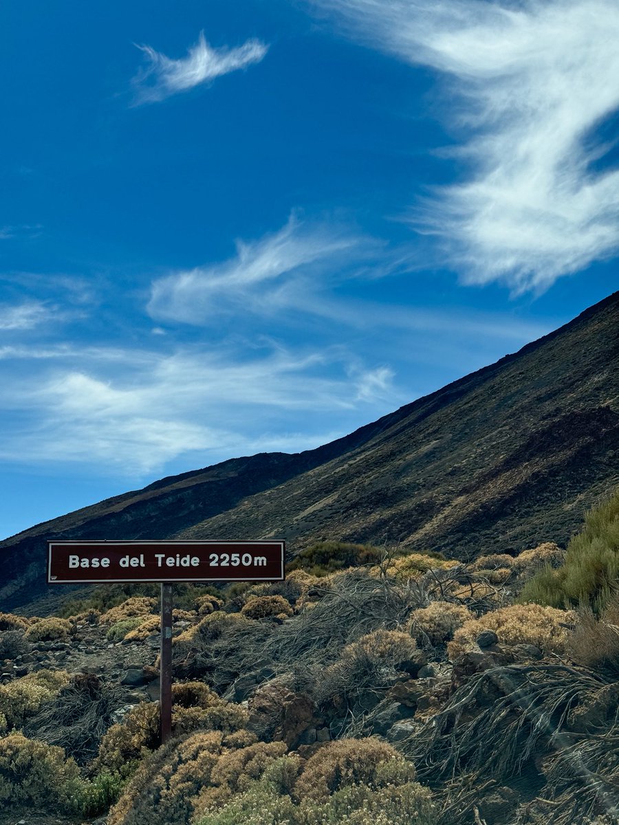 mrmiamiwellness's tweet photo. a quest to @spain ‘s highest peak at 12,198 feet (3,718 meters) and active stratovolcano (last erupting in 1909) — #volcanteide is worth the adventurous uphill trek and instantly becomes an unforgettable life experience! ❤️‍🔥🇮🇨💙🌋💛🇪🇸 #mrmiamiwellness #visitspain https://t.co/iRJPgyNO1g