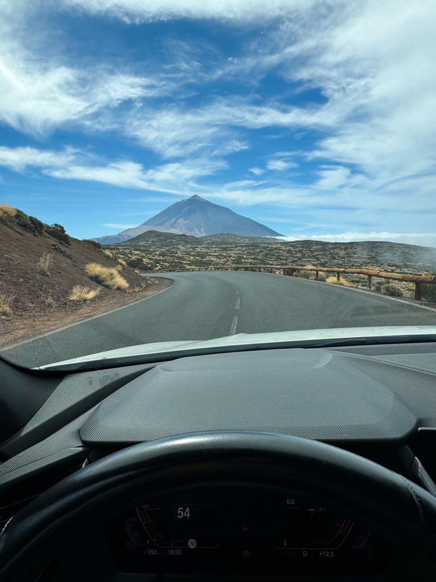mrmiamiwellness's tweet photo. a quest to @spain ‘s highest peak at 12,198 feet (3,718 meters) and active stratovolcano (last erupting in 1909) — #volcanteide is worth the adventurous uphill trek and instantly becomes an unforgettable life experience! ❤️‍🔥🇮🇨💙🌋💛🇪🇸 #mrmiamiwellness #visitspain https://t.co/iRJPgyNO1g