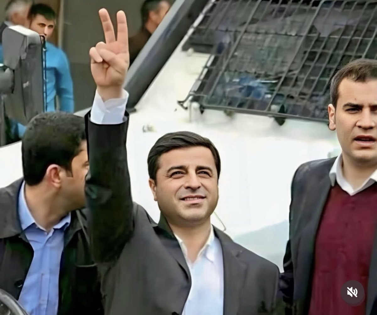 Seni yalnızlaştırmaya çalışanlara inat…
Yalnız değilsin ✌️
#Demirtaş