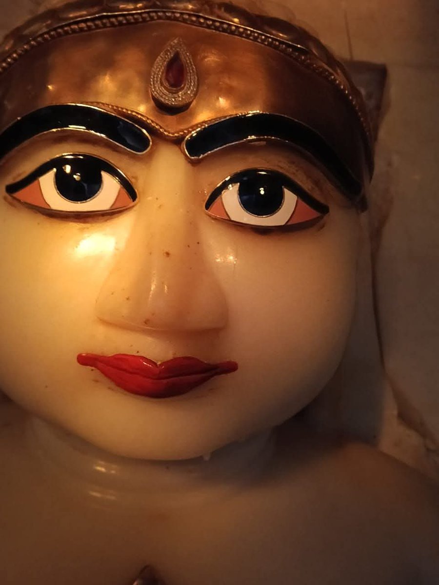 अभी अहमदाबाद स्थित राजपुर तीर्थ श्री अमीझरा पार्श्वनाथ भगवान को अमीझरना (अमृत का झरना,  केसर की बारिश ) हुआ है। 
Call it a miracle or a scientific reaction of a deep pure faith 🪄
भगवान के प्रतिमा पर चमत्कार 💫