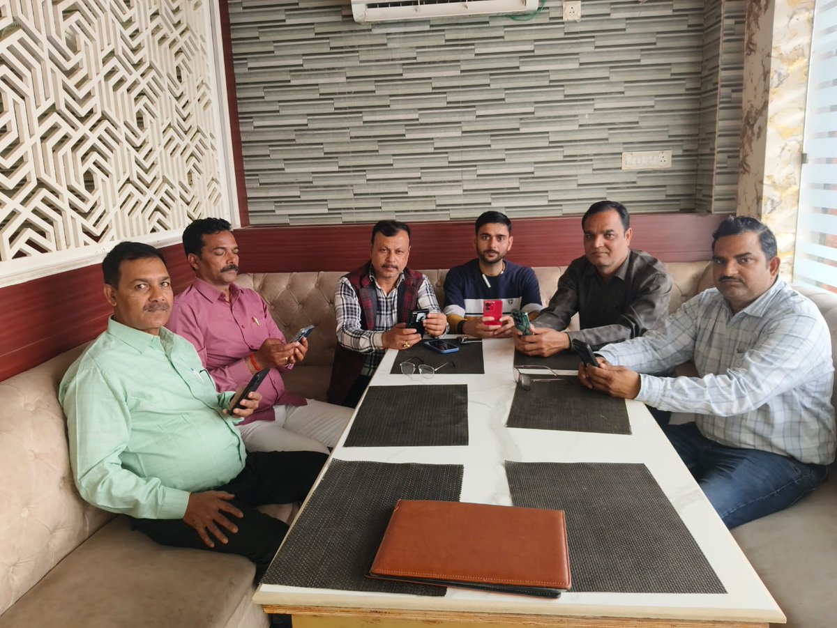 Amardeep101308's tweet photo. "संसद कानून बनाए, पुराने शिक्षकों का मान बचाए।"
#JusticeForTeachers
@DrDCSHARMAUPPSS @BJP4India @dpradhanbjp @RahulGandhi @yadavakhilesh @myogiadityanath @harishkumaUPPSS @bstvlive @rajnathsingh @JagranNews @Aamitabh2 https://t.co/SzBGcTlyaz