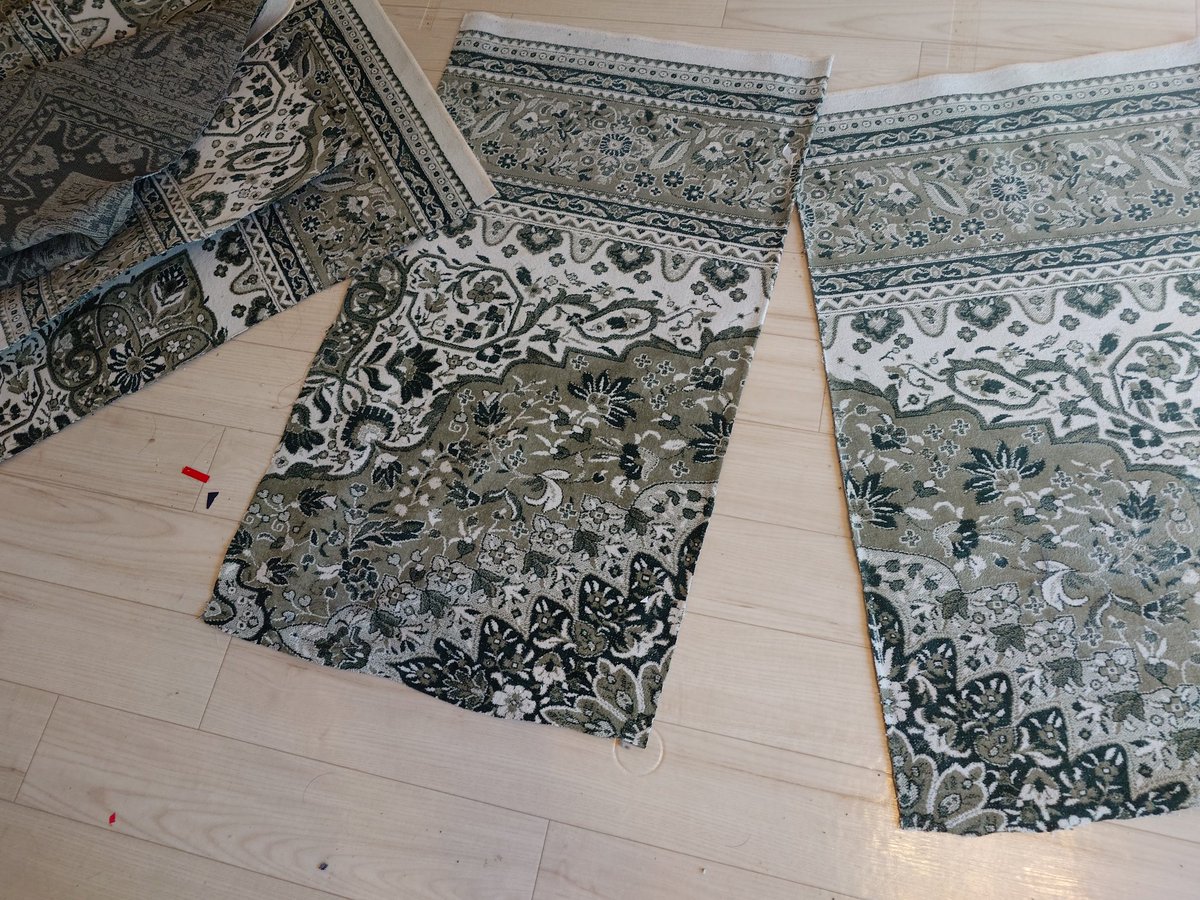 お引越しなのでカーペット刻んでる

ｳﾜｧฅ(ｰ̀กｰ́ )ｷﾁｬﾅｲ
裁縫の痕跡あるし