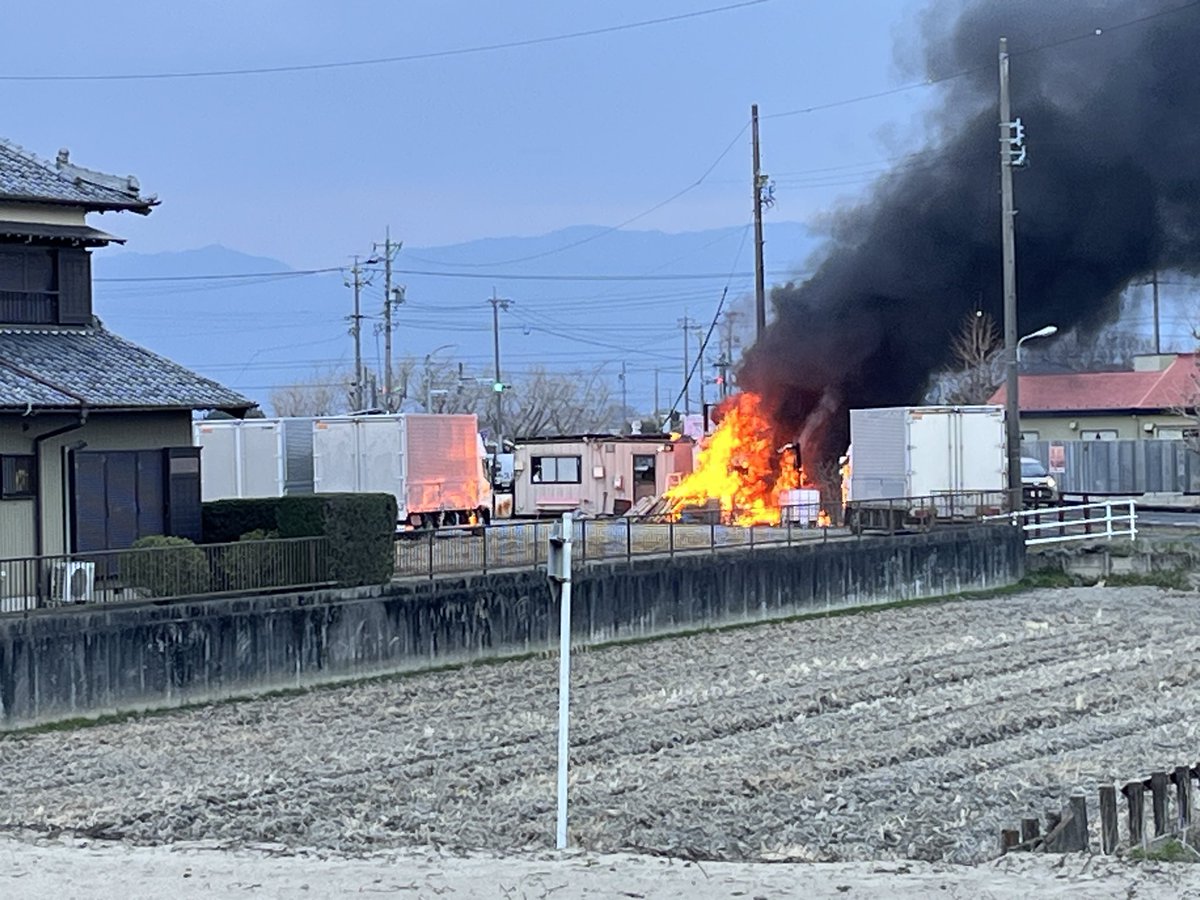 retrick_hide's tweet photo. うちの50m先で火事🔥
ボンボン爆発してます💥
運送会社なのでガソリンとか引火したら大変かも

#火事 https://t.co/wi40dq08hF
