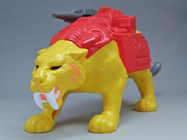 heroxnet's tweet photo. 今日は、#猫の日　だそうなので、『トランスフォーマー クラシックス』には登場しませんが、こちらのサイバトロンプリテンダーもご紹介するニャ！　監視員キャティラ！　くわしいスペックは『トランスフォーマージェネレーション デラックスR』で！
https://t.co/XwGexvJpEj https://t.co/yePV3kNLjT