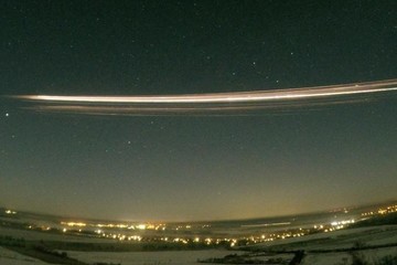 🚀💥Huella espacial invisible: Científicos detectan, por primera vez, contaminación por litio en la atmósfera alta causada por la reentrada de un cohete Falcon 9.
Lo que parecía desintegrarse sin dejar rastro, en realidad deja metales que podrían afectar el clima.