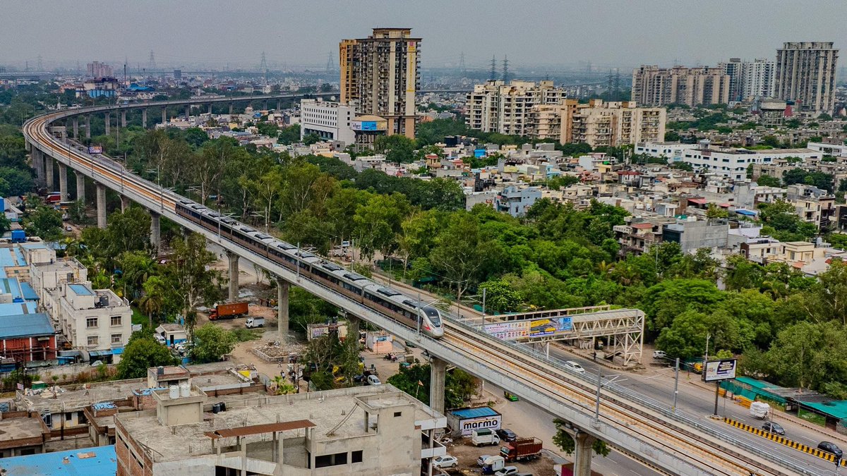 ddnewsSrinagar's tweet image. Photos of the new Namo Bharat corridor set to be inaugurated today by PM @narendramodi , marking a significant boost to regional connectivity and high-speed rail infrastructure.

#NamoBharat #RegionalConnectivity #Infrastructure