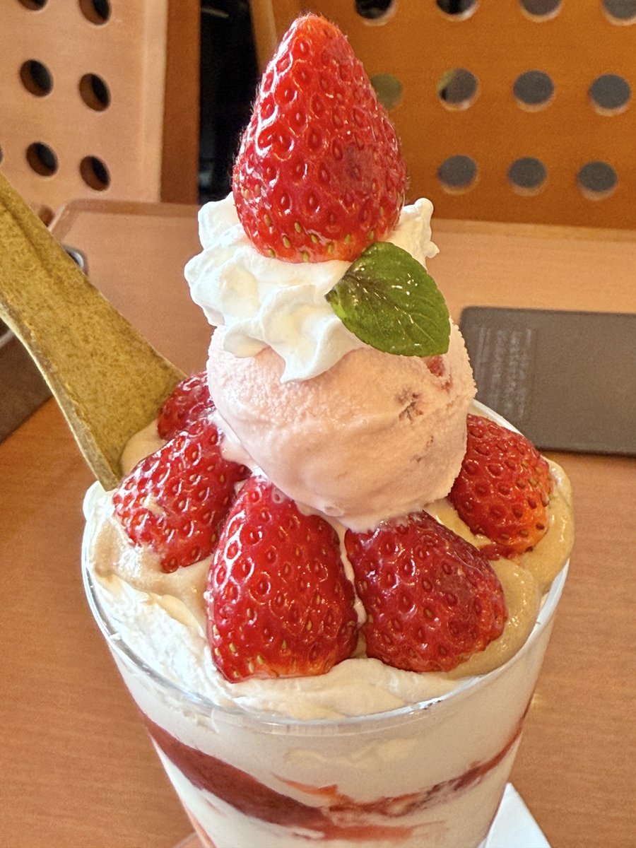 フェスティバルマーケットでいちごこないのパフェ