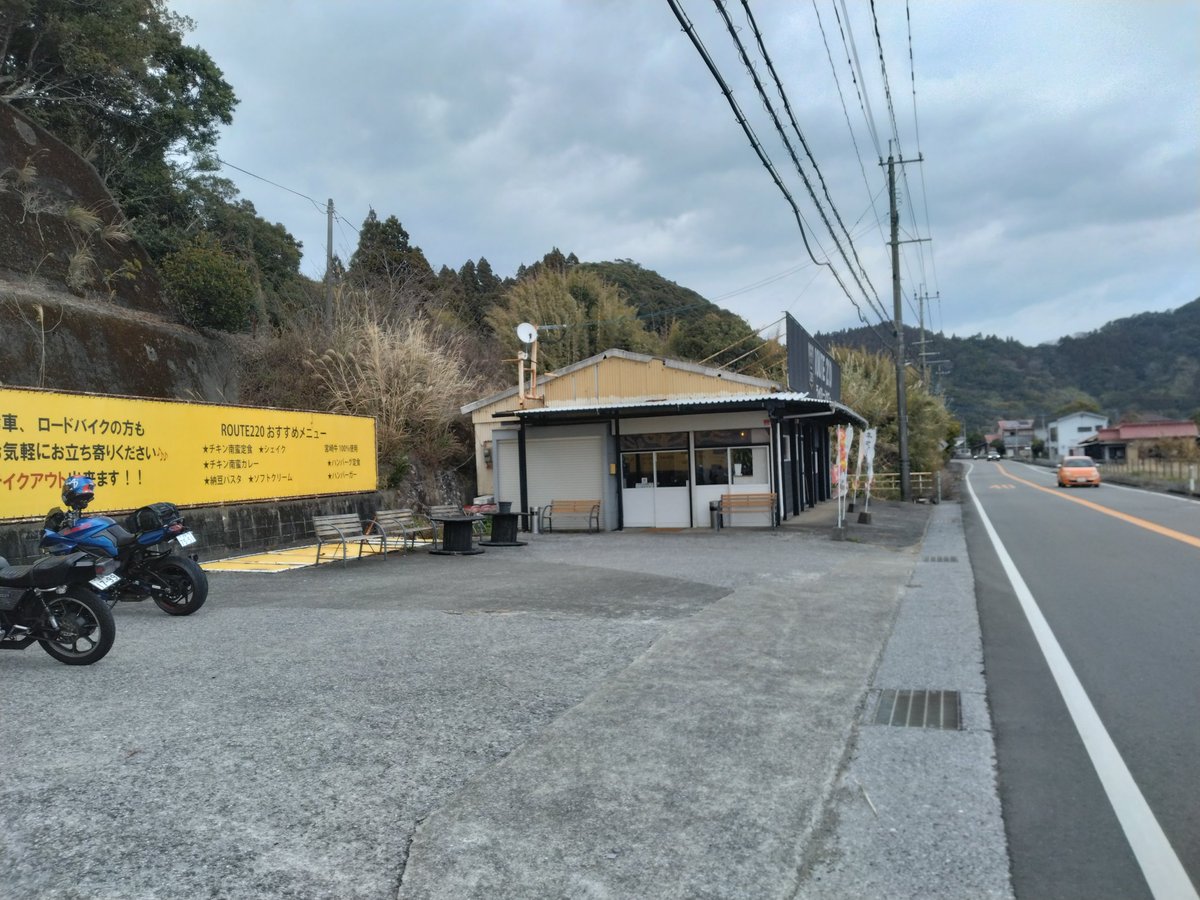W_C_Guardian's tweet photo. 帰りに日南海岸走って、久しぶりのコチラ(´・ω・`)y-〜

食後に道の駅フェニックス行ってタバコ吸ってゆた〜っとしてたら、14時っくらいから雨が振り出して川南町くらいまでずぶ濡れに。

こんにちは。水が滴る男です(´・ω・`)ゞ

#Route220
#ホットサンド(メンチ)
#チョコシェイク
#いい男ではない https://t.co/DCbYoI2XQ6
