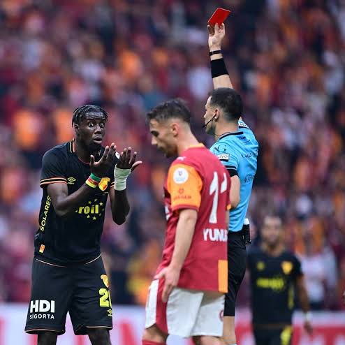 GALATASARAYLI ARKADAŞLARA SORMAK İSTİYORUM!

Sizleri şampiyon yapmak istemeyen yapı Rams Park’ta oynanan Samsunspor ve Göztepe maçında neredeydi?

Samsunspor’un son dakikada penaltısı verilmezken, Göztepe haksız yere 10 kişi bırakılırken neredeydiniz?