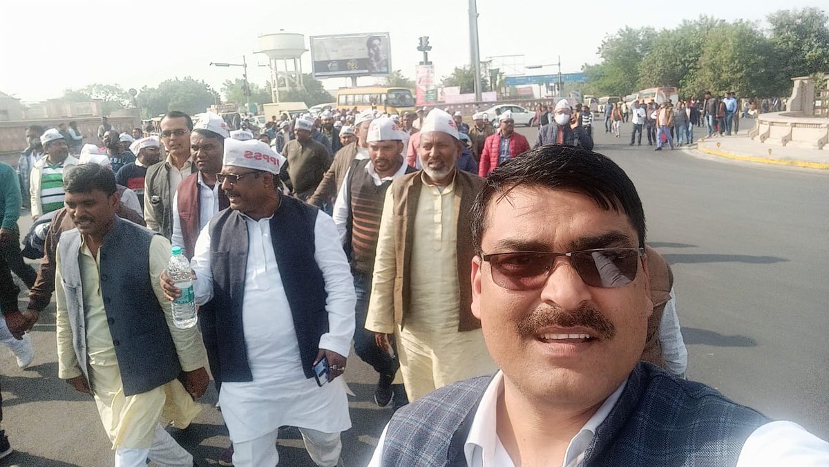 SanjaySinghmaw1's tweet photo. #JusticeForTeachers
@PMOIndia 
@PMOIndia_RC 
@dpradhanbjp 
@CMOfficeUP 
@Aamitabh2 
@AmarUjalaNews 
@Live_Hindustan 
@bstvlive 
@DrDCSHARMAUPPSS 
@DraupdiMurm 
@anandibenpatel
@jayantrld
टीईटी अनिवार्यता से शिक्षकों को मुक्त कीजिए। https://t.co/V1zmrxqCLC