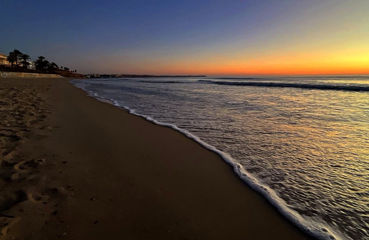 MeteOrihuela's tweet photo. ¡#FelizDomingo! Paz, quietud, tranquilidad y una preciosa tonalidad en el cielo para comenzar el último domingo de febrero. #Amanecer de hoy (22/02/2026) desde el entorno de la Playa de las #MilPalmeras, en #PilarDeLaHoradada (#Alicante). Imágenes: Francisco López. https://t.co/oZWkerYhAb