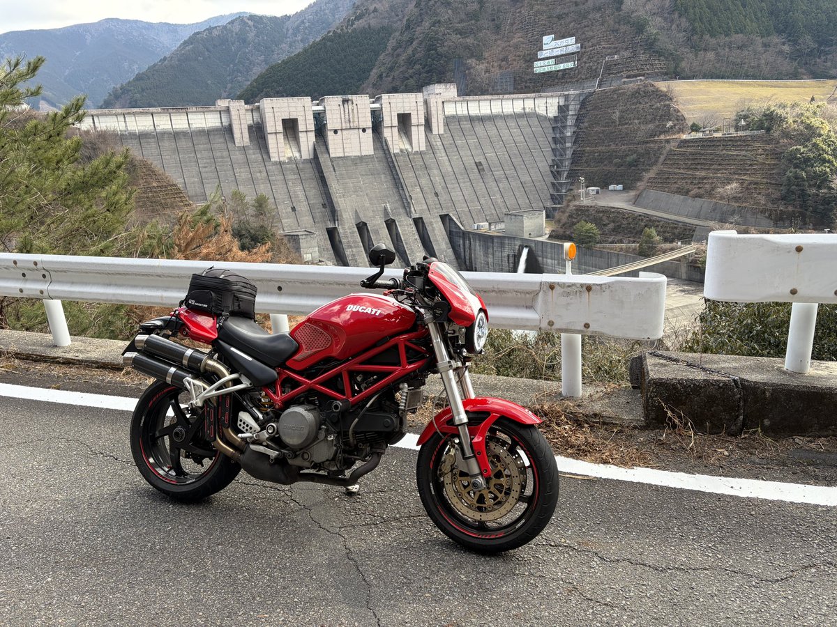 ikkow's tweet photo. 昼前からちょっと時間が出来たので軽く走って来た。
井川ダム〜井川大橋〜長島ダム
井川大橋付近が空っからなのは初めて見た https://t.co/Y3TRGexACn