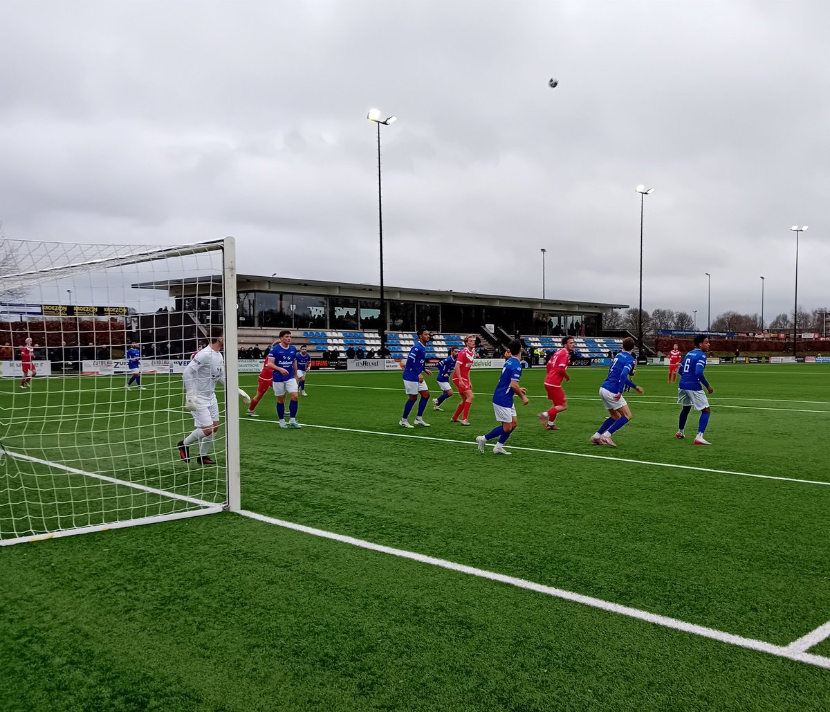 Veel Friese supporters van <a href="/HarkemaseBoys/">Harkemase Boys</a> mee naar minst verre uitwedstrijd in <a href="/Derde_Div/">Derde Divisie</a> in en tegen Hoogeveen (72 km)
Het werd een eenvoudige middag voor de Harrekieten. Prima spel ook al geholpen door de snelle rode kaart van <a href="/VVHoogeveen/">VV Hoogeveen</a>. Legio kansen maar het bleef bij 0-3.
