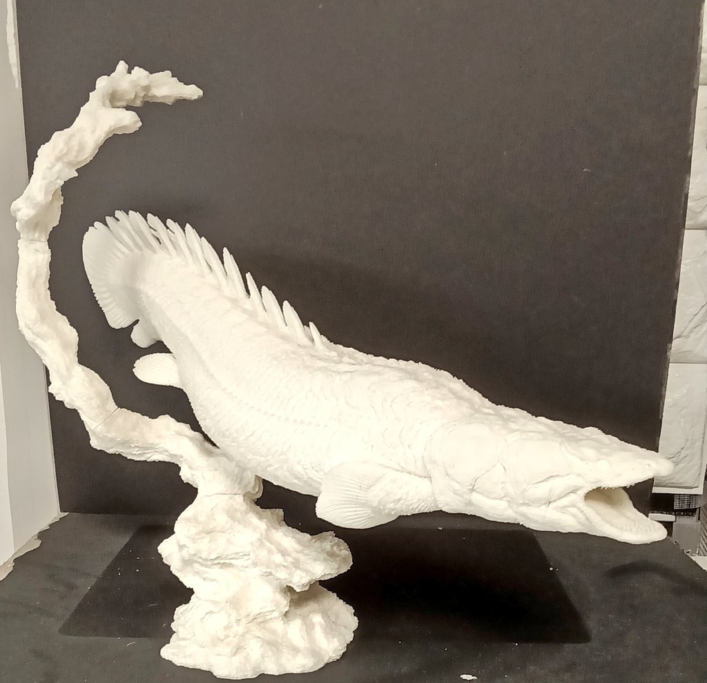 先日のWF2026冬にクダフ ロミ様で購入したモケーレ・ムベンベを組みました。精密なディティールとこの大きさ！
カッコいいですな。
昔はUMAの特番が時々あって楽しんで見てました。子供心にも絶対に見つからんのが分かってるんだけど見てしまうんですよね。