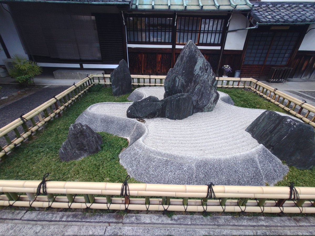 SashimonoWorks's tweet photo. 重森三玲先生作のお庭
重森千青先生作の青海波の砂紋を見せて頂いてきました。
庭については大学の時に勉強しただけなんでもう抜けてる事ばかり。😆
千青先生とお話させて頂いたのも10年以上前の事。

ただ、今でも庭が好き、木が好き、石が好きなのは変わらない。😊 https://t.co/yXAournFQa