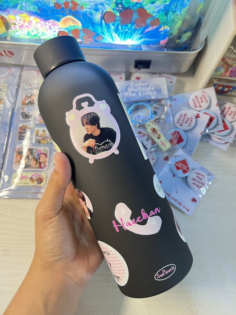 Sells 📞🪽
Aku sunfl0wrie dalam beberapa hari lagi mau open pre-order tumbler super gemas ini! Of course pict nya bisa custom suka” kalian yaa mau kpop/non-kpop/cat/anything u want 🫰🏻💗, please drop ur usn! Nanti aku tag ⭐️