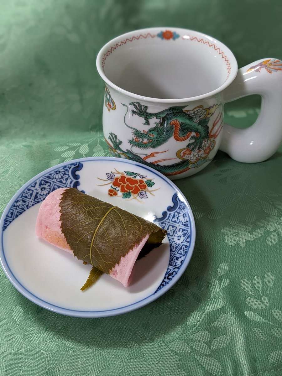 本日のおやつ。今年初めての桜餅。もうそんな季節になりました。