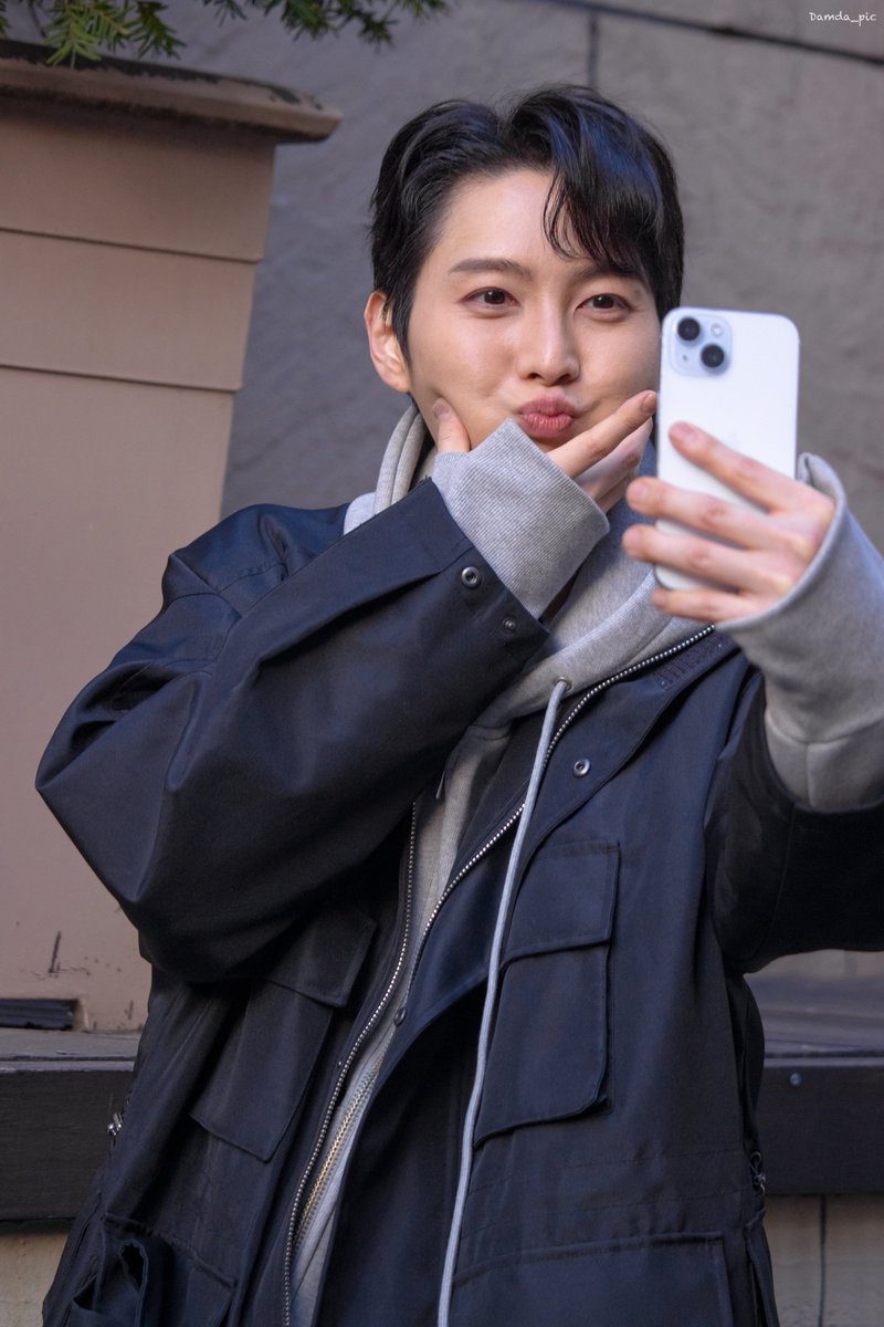 Damda_pic's tweet photo. 260221 낮공 뮤지컬 “스톤”

퇴근길

코스모 役 이태이 배우님

#이태이 https://t.co/DJPWClENIh