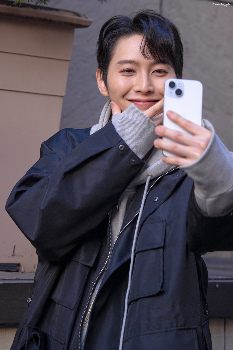 Damda_pic's tweet photo. 260221 낮공 뮤지컬 “스톤”

퇴근길

코스모 役 이태이 배우님

#이태이 https://t.co/DJPWClENIh