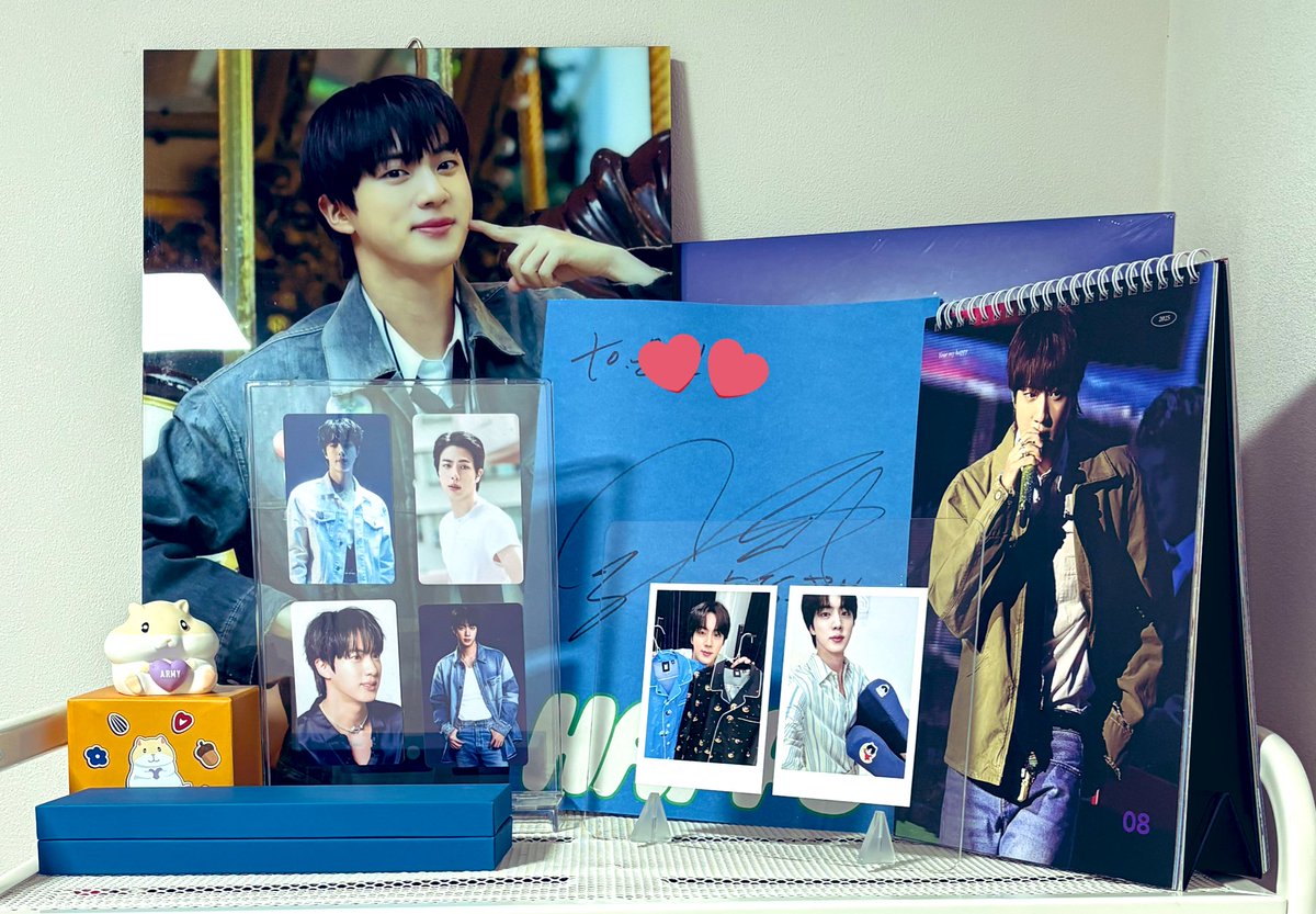 소중하고 작디 작은 내 석진존 리모델링 완료!  선택과 집중 어려운 작업이었다😂
내 부적들 건강 행운 금전운 석진이 덕분에 나는 행복하게 만수무강 해야지😃🥰😍
#방탄소년단진 #JIN #진 #김석진