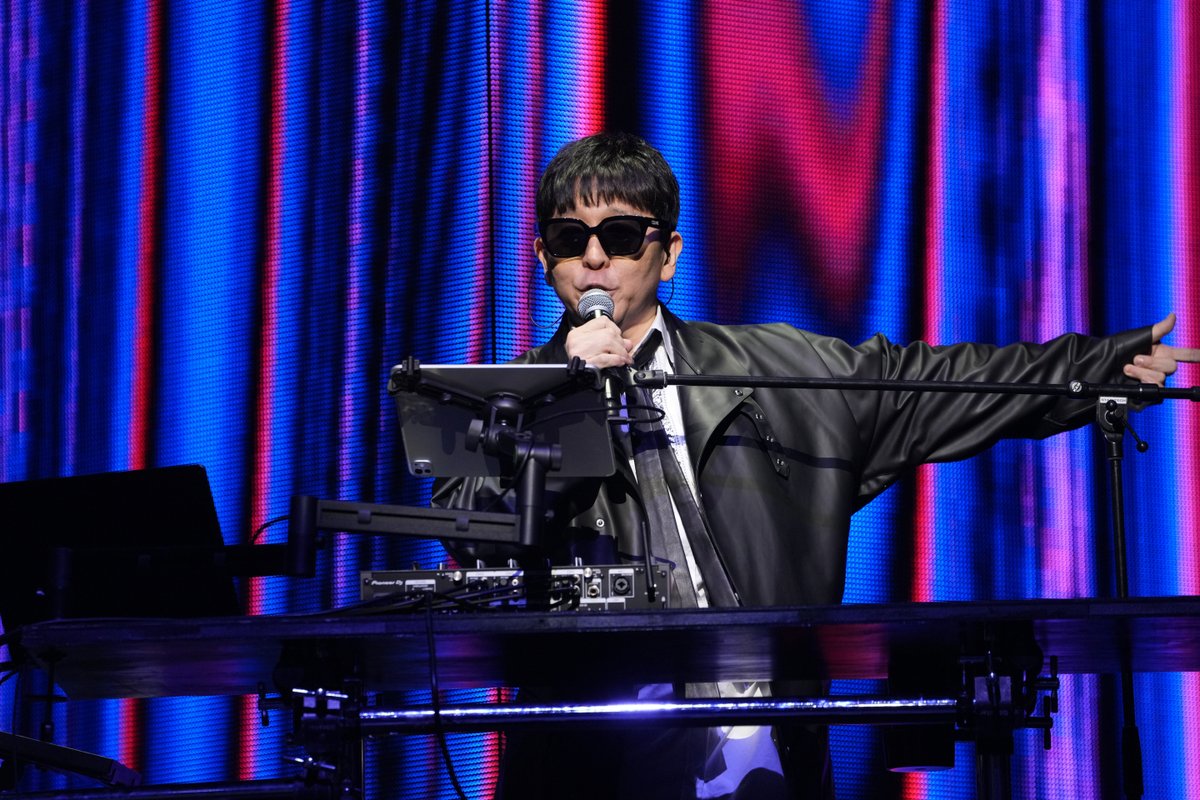 LiveenMu's tweet photo. m-flo、25周年記念公演で見せた唯一無二のスタイル! https://t.co/GPmHV6tR9I 
#mflo #VERVAL #Taku #LISA #SUPERLIMINAL 
@mflo_official @takudj @VERBAL_AMBUSH https://t.co/pkZhSYQDJC