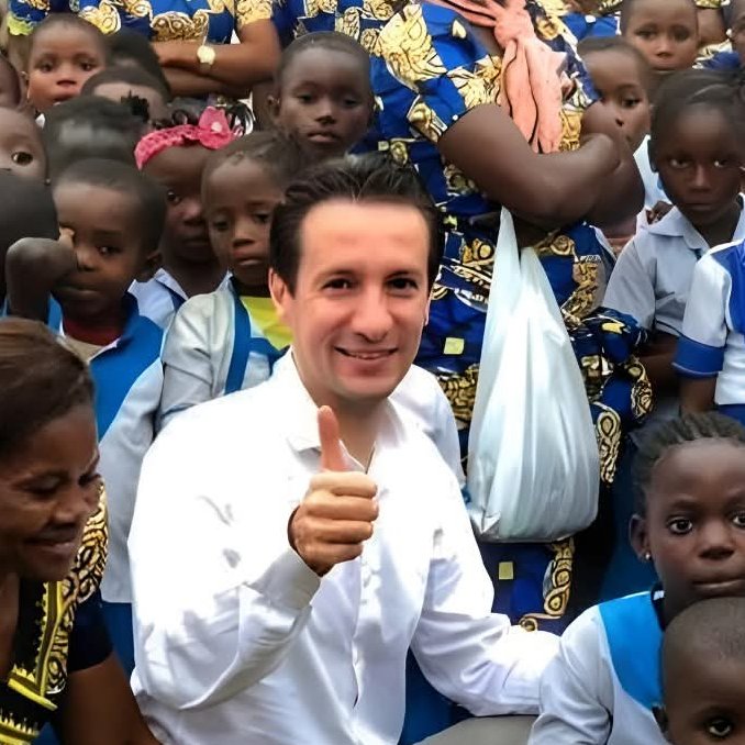 OSNMITALY's tweet image. Oggi ricorrono 5 anni dalla scomparsa di Luca #ambasciatore italiano nella Repubblica Democratica del #Congo, ucciso il 22 febbraio 2021 in un attentato nei pressi di Goma, mentre era in missione umanitaria con il Programma Alimentare Mondiale.
Aveva solo 43 anni. Con lui persero