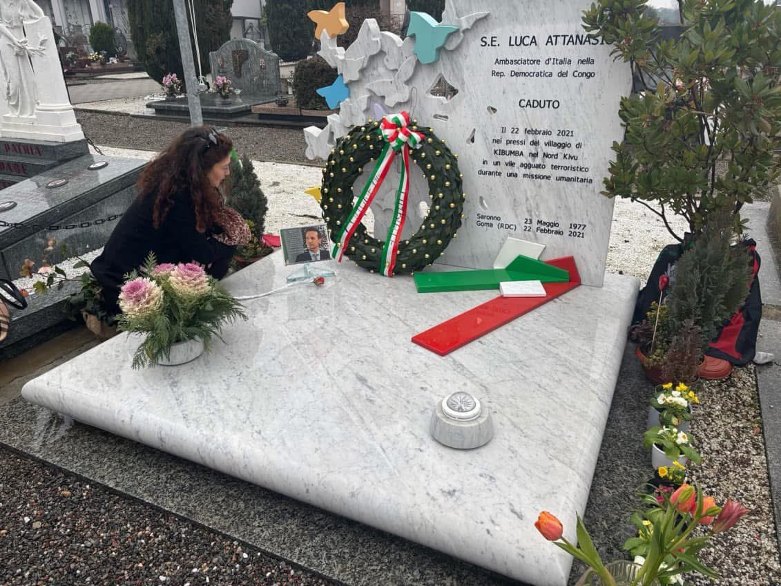 AntonellaNapoli's tweet image. Ogni anno sempre più lontana dall’ipocrisia delle commemorazioni ufficiali. Cinque anni senza giustizia, con la complicità di chi oggi “onora” #LucaAttanasio.
Da gionalista non smetterò mai di cercare le verità nascoste, da amica ti porterò sempre nel cuore, mio caro Luca ❤️
