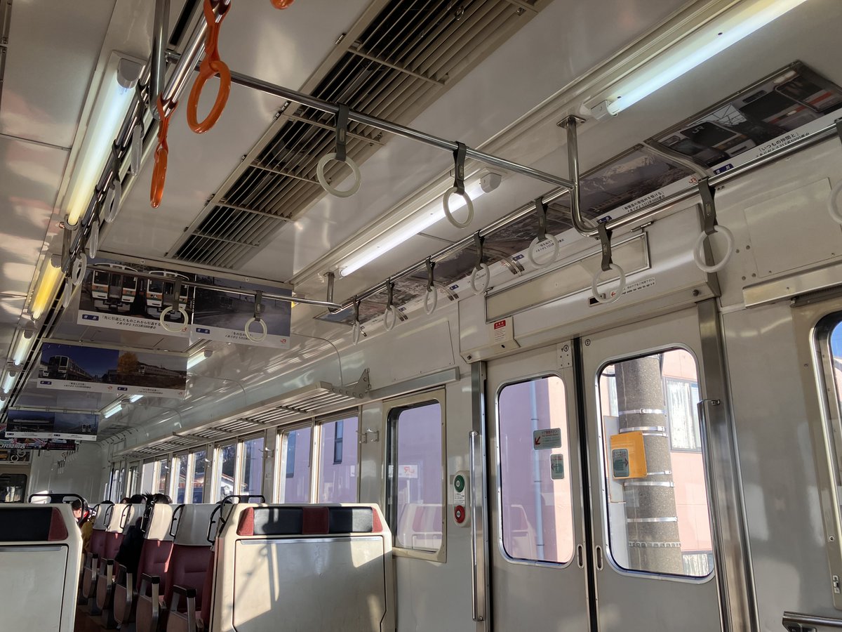 213系関連の広告が並ぶ車内を撮影しつつ、再び秘境駅区間へ