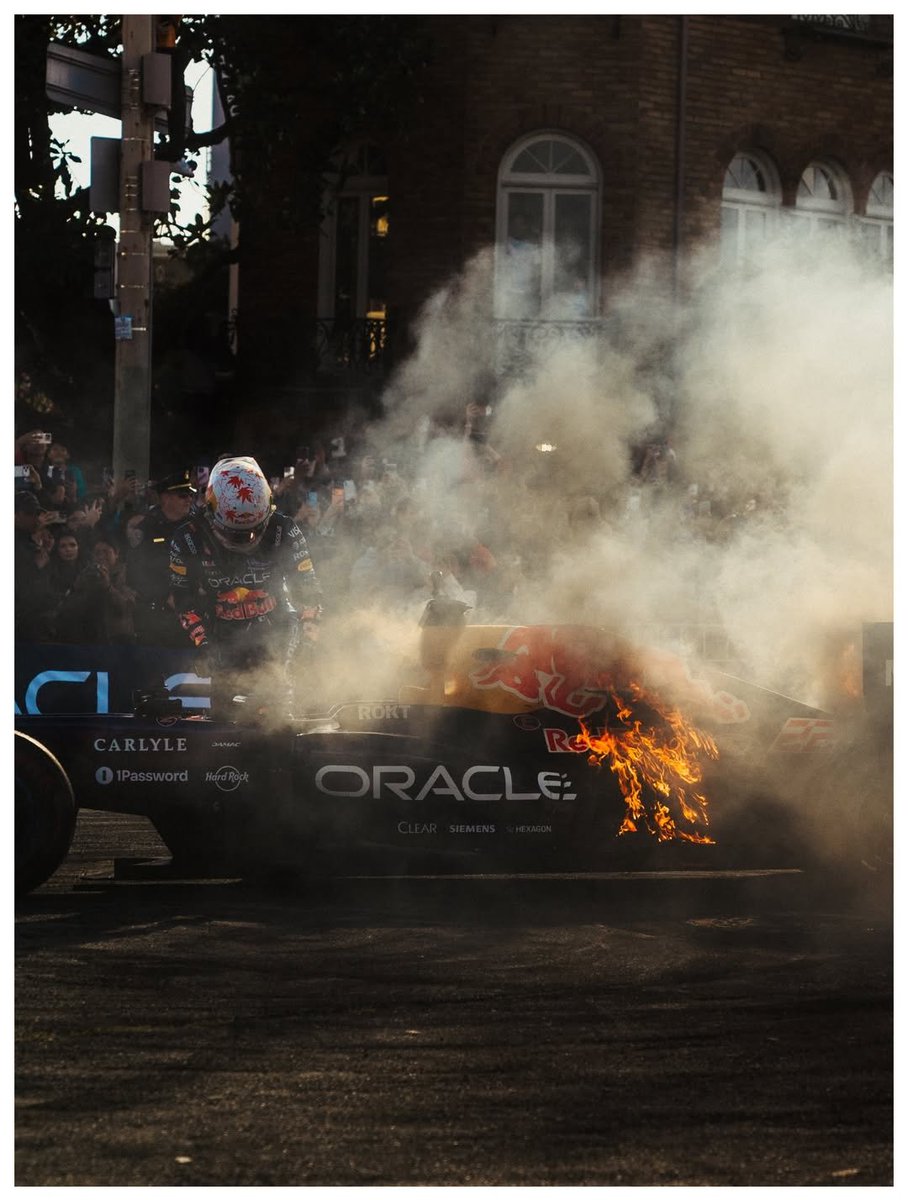 🔥 Imágenes espectaculares del incendio del Red Bull de Tsunoda en su exhibición en San Francisco

📸 <a href="/Leonczik/">thomas</a> 

#F1