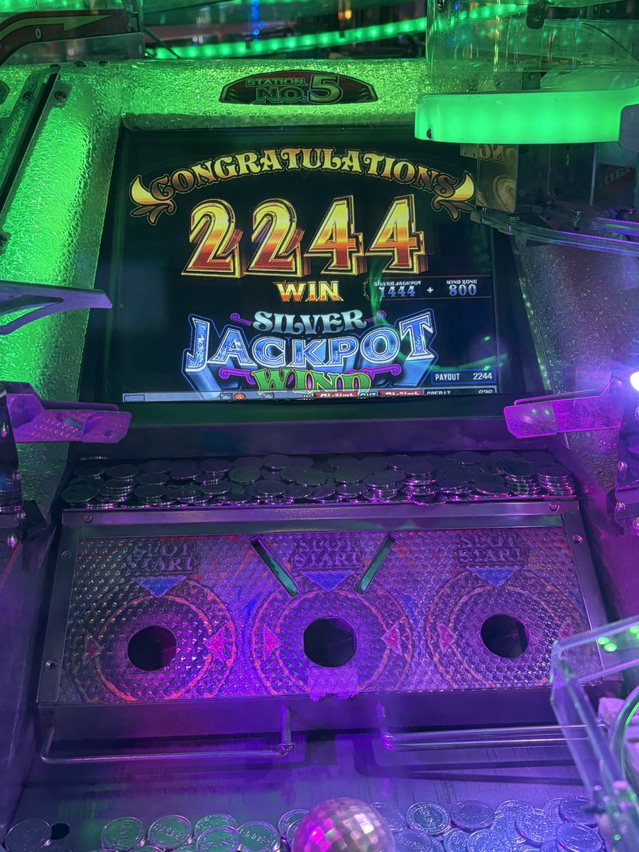 JACKPOTきたー🧡💛❤️ #ゲーセン #メダルゲーム