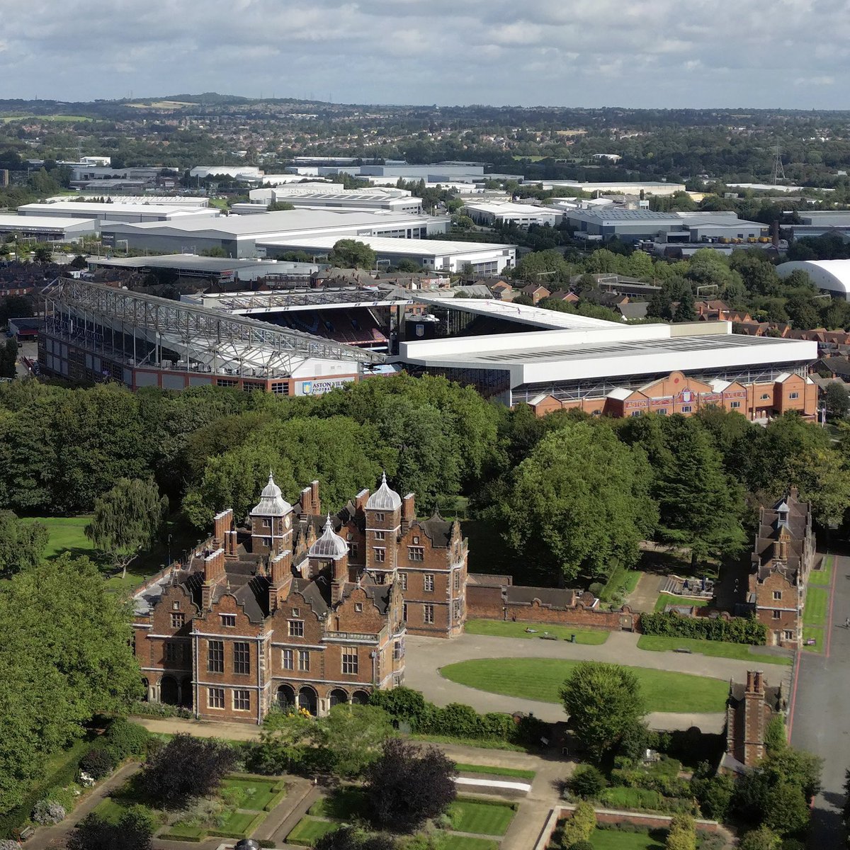 PrimeTimeVilla tweet media