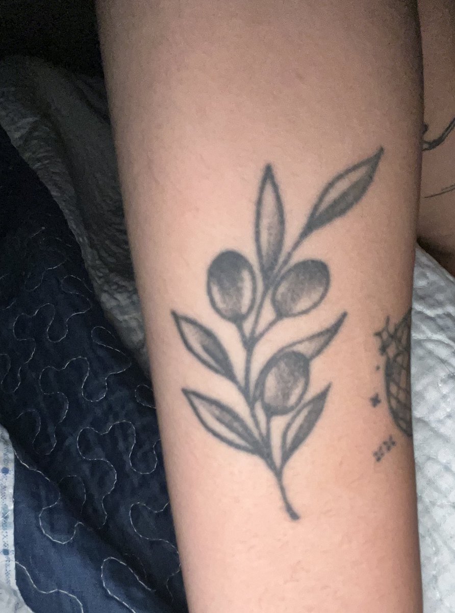 _escorpiolaa's tweet photo. @TMS__Viper @sawyeurism @Nike i have an olive branch on my arm for my cat named “aceituna” (olive in spanish) https://t.co/ahDmXJtn5p