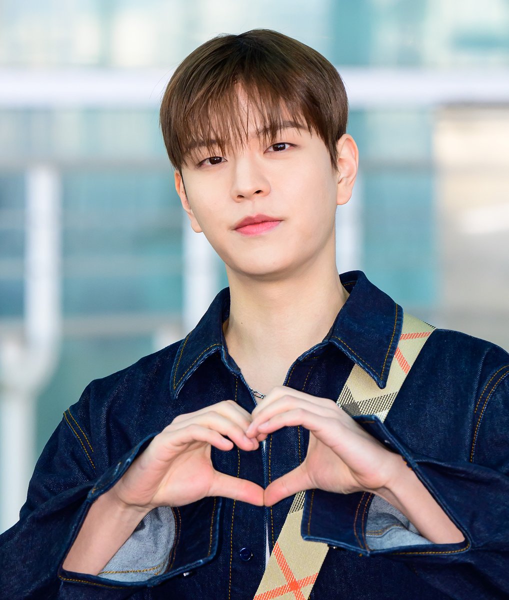 ellejapan's tweet image. 【空港ファッション】#StrayKids #スンミン が、「バーバリー」のショーへ参加するため、ロンドンへ出国！

▼記事はこちら
bit.ly/3MrkK5b

#SEUNGMINxBURBERRY #Seungmin #승민