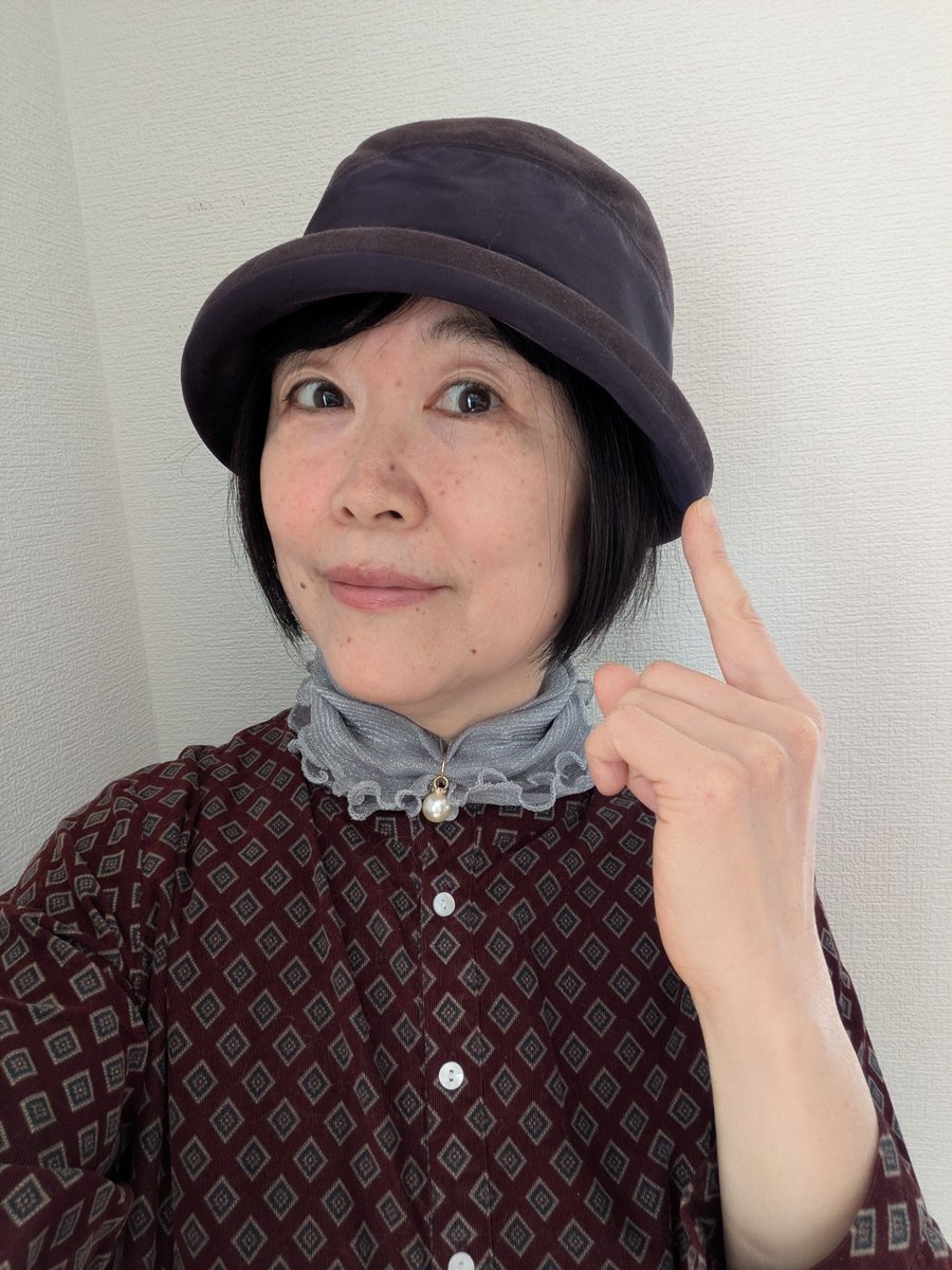 muchinochika's tweet photo. 今日のお芝居フォトはこちら！

「帽子を選んでいるんだけど、ワインカラーで合わせるのがいいかな？」

「濃い紫色の冬物の帽子は？」

「やっぱり春用の薄い生地の帽子が良さそう！」

…という３コマです。
ようやく暖かくなってきて、冬物の帽子ともそろそろお別れ。
最近お芝居フォトもネタギレ気味でスランプに陥っています（笑）あしからず。